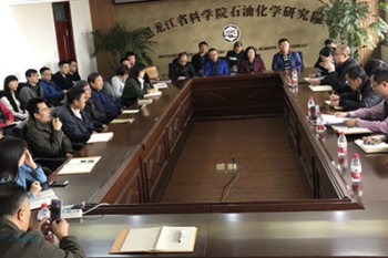 huagong-beng
召开中心组学习扩大会议认真落实“两会”讲话精神